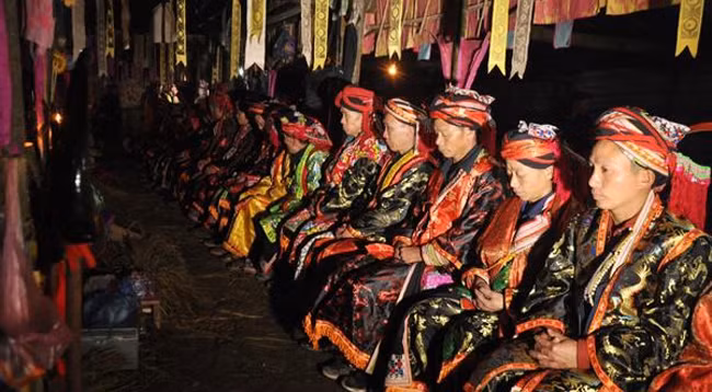 Капшак 12-и огней является для представителей народности Красных зао очень свяшенным обрядом. Фото: baolaocai.vn