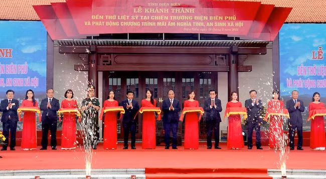 Президент Нгуен Суан Фук и делегаты разрезают ленту в знак открытия храма.