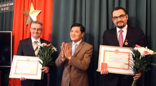 Посол Вьетнама Чыонг Мань Шон и два гражданина Чехии, которым наградили юбилейные медали. Фото: secviet.cz