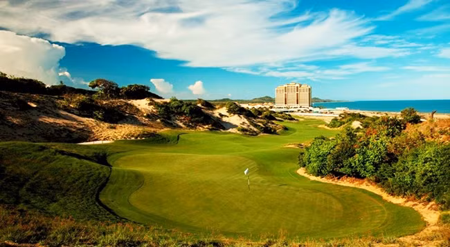 Поле для гольфа в курорте The Bluffs Ho Tram Strip в Вунгтау. Фото: vietnamgolftourism.com