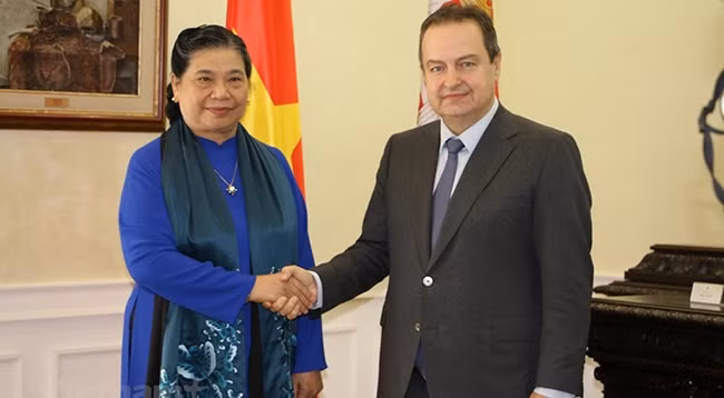 Постоянный зампредседателя НС Вьетнама Тонг Тхи Фонг и Первый Вице-премьер, Министр иностранных дел Сербии Ивица Дачич. Фото: VNA