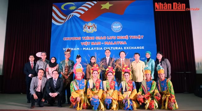 Гости и участники программы фотографируются на память. Фото: Нгок Тоан