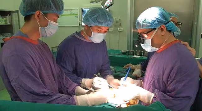 Врачи больницы Вьетдык проводят операцию. Фото: Больница Вьетдык/ vnexpress.net