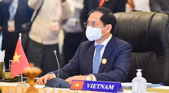 Министр иностранных дел Буй Тхань Шон принимает участие в совещании. Фото: МИД Вьетнама
