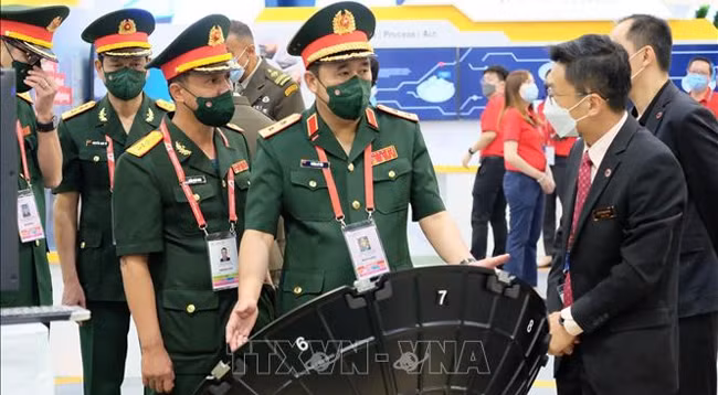 Вьетнамская делегация посещает выставку. Фото: VNA