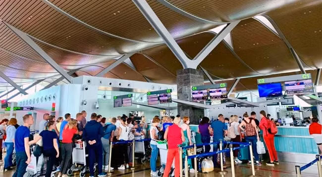 Российские туристы в аэропорту Камрань провинции Кханьхоа. Фото: vietnamnet.vn