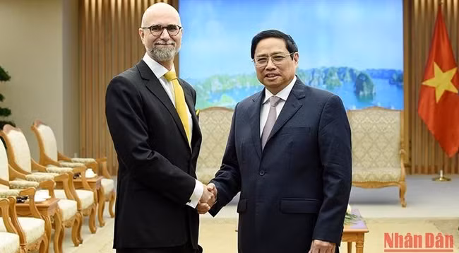 Премьер-министр Вьетнама Фам Минь Тьинь (справа) и Посол Канады во Вьетнаме Шон Перри Стайл. Фото: Чан Хай
