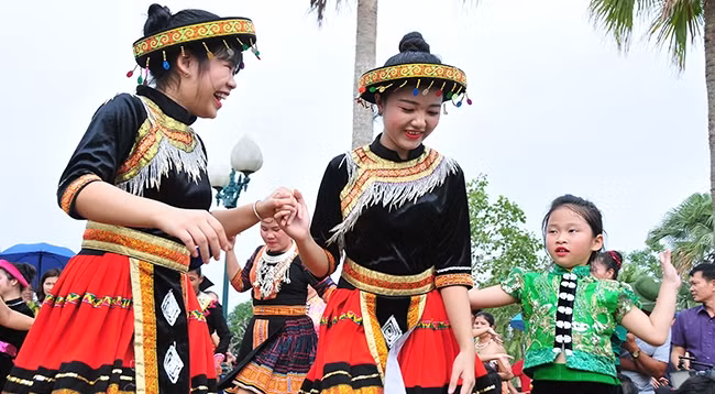 Девушки в традиционных костюмах. Фото: dangcongsan.vn