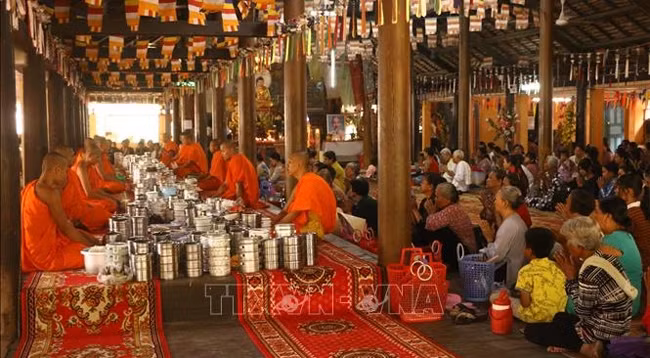 В пагоде Кхлеанг (г. Шокчанг) кхмеры отмечают традиционный новогодний праздник «Чаул Чам Тхмей». Фото: VNA