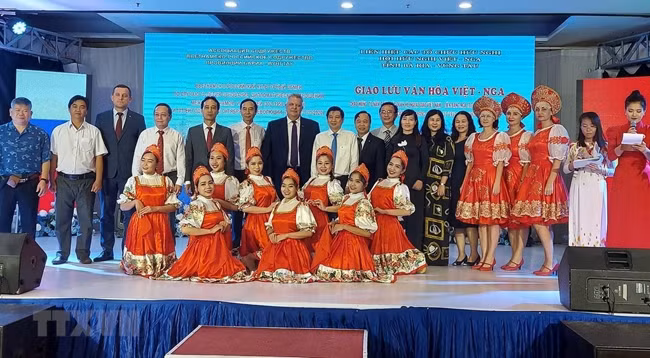 Участники фотографируются на память. Фото: VNA