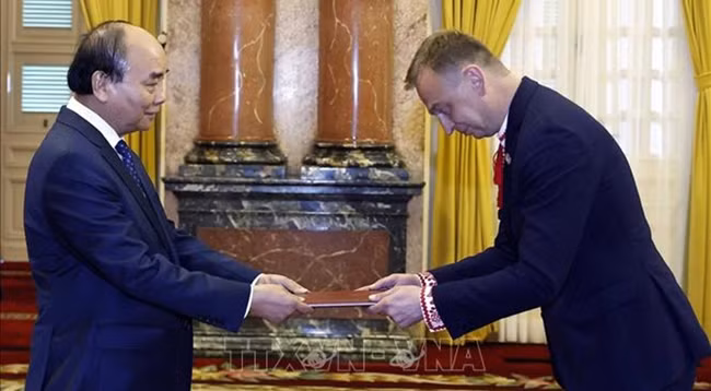 Президент Нгуен Суан Фук (слева) и Посол Украины Александр Гаман. Фото: VNA