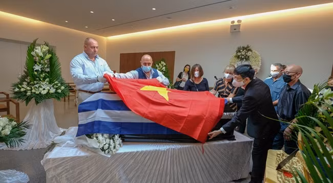 Гроб с телом Героя Народных вооруженных сил Нгуен Ван Лапа накрытый государственными флагами Греции и Вьетнама. Фото: Посольство Вьетнама в Греции