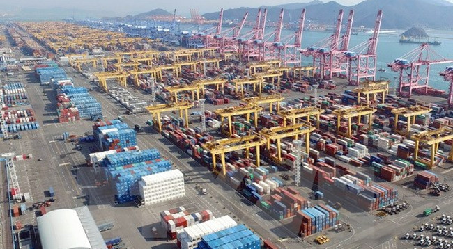 Грузовой порт корпорации Hanjin Shipping Group в г. Пусан, Южная Корея. Фото: VNA