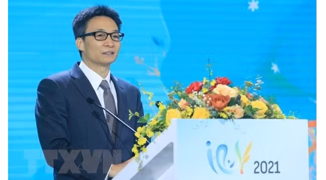 Вице-премьер Ву Дык Дам выступает на форуме. Фото: VNA