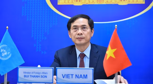 Министр иностранных дел Вьетнама Буй Тхань Шон принимает участие в дискуссии. Фото: МИД Вьетнама