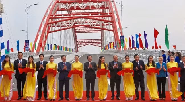 Делегаты разрезают ленту открытия моста. Фото: Нго Куанг Зунг