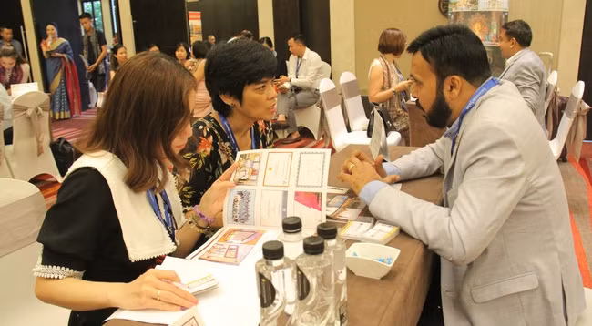 Предприятия двух стран обмениваются информацией и продуктами на мероприятии. Фото: bvhttdl.gov.vn