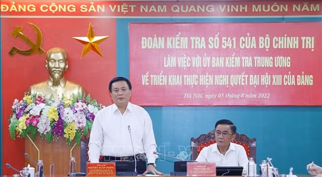 Товарищ Нгуен Суан Тханг выступает с речью. Фото: VNA