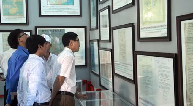 Выставка привлекает особое внимание многочисленных жителей и учеников. Фото: VNA