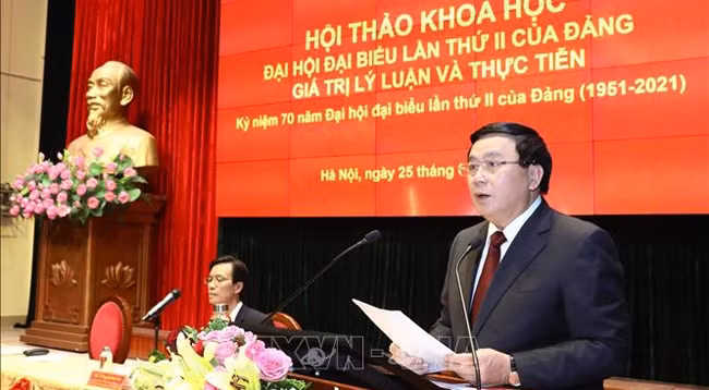 Товарищ Нгуен Суан Тханг выступает со вступительной речью. Фото: VNA