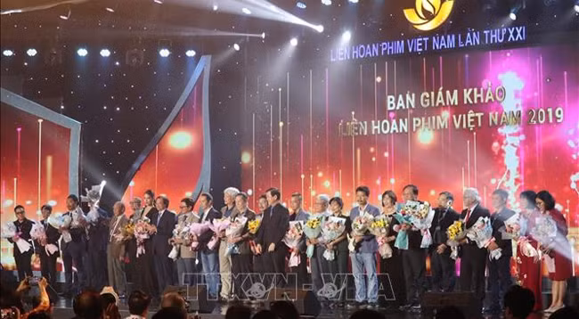 Оргкомитет дарит цветы судьям Вьетнамского кинофестиваля. Фото: VNA