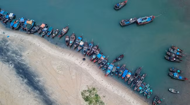 Лодки стоят на пляже Конго. Фото: dulich.tuoitre.vn