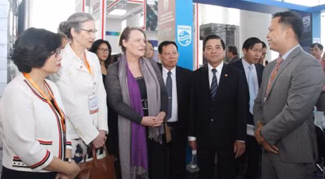 Руководители провинции Биньзыонг и международные эксперты обмениваются мнениями по превращению провинции Биньзыонг в умный город. Фото: baotintuc.vn