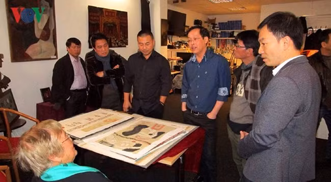Выставка привлекает внимание многих вьетнамских интеллигентов и любителей живописи. Фото: VOV