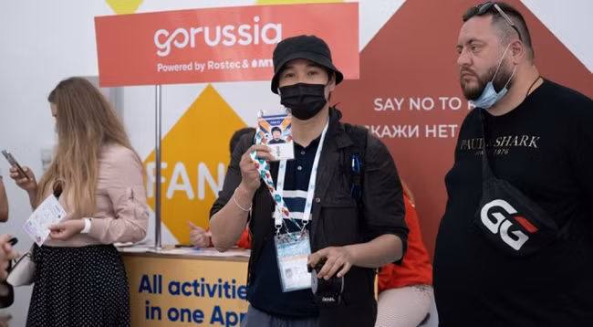 Для прохода на стадион зрители вместе с билетом на матч должны предъявить паспорт болельщика. Фото: Тхань Тхэ