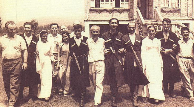 Президент Хо Ши Мин фотографируется с вьетнамскими и казахстанскими молодыми людьми в июле 1959 г. Архивное фото