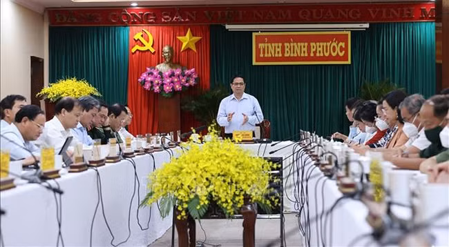 Премьер-министр Фам Минь Тьинь выступает на встрече с руководителями провинции Биньфыок. Фото: VNA