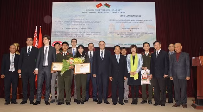 Дружественная встреча, посвященная 25-й годовщине со дня установления дипотношений между СРВ и РБ, в Ханое. Фото: Нгок Тоан