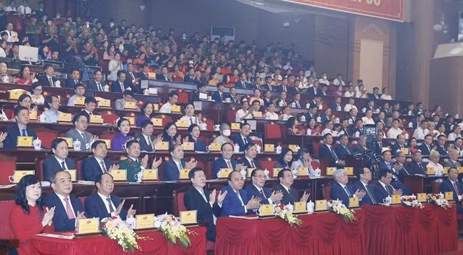 Действующие и бывшие руководители Партии и Государства на церемонии. Фото: VNA