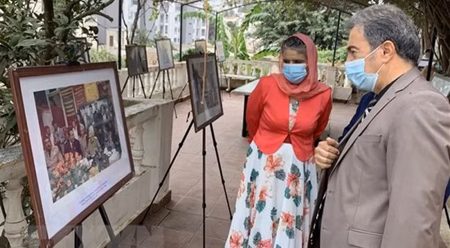 Выставка фотографий и исторических документов о генерале армии Во Нгуен Зяпе на территории Посольства Вьетнама в Алжире. Фото: VNA