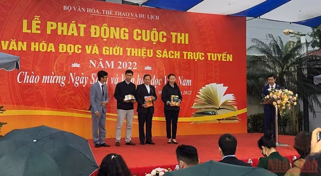 Дарение книг в рамках церемонии запуска конкурсов. Фото: Тует Лоан