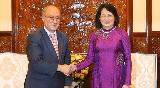 Вице-президент Данг Тхи Нгок Тхинь (справа) и Председатель WUS Камбиз Гавами. Фото: VNA