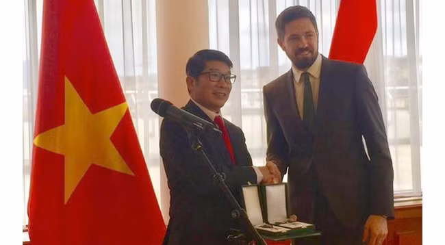 Замминистра Мадьяр Левенте вручает орден Послу Нгуен Тхань Туану. Фото: vietnamplus.vn