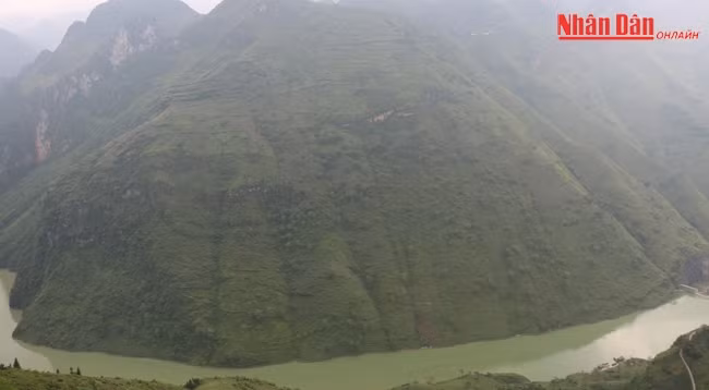 Гармоничное сочетание перевала Мапиленг, реки Ньокуэ и пропасти Тушан. Фото: Нгуен Хоанг