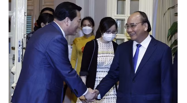 Президент Нгуен Суан Фук принимает Президента Экономической и культурной ассоциации Южная Корея-Вьетнам Ким Кил Су. Фото: VNA