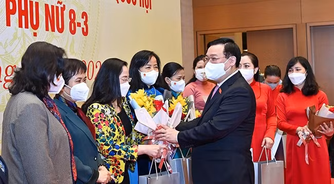 Мероприятия руководителей Вьетнама по случаю Международного женского дня 8 марта