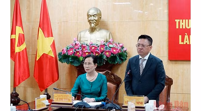 Товарищ Ле Куок Минь выступает на встрече.