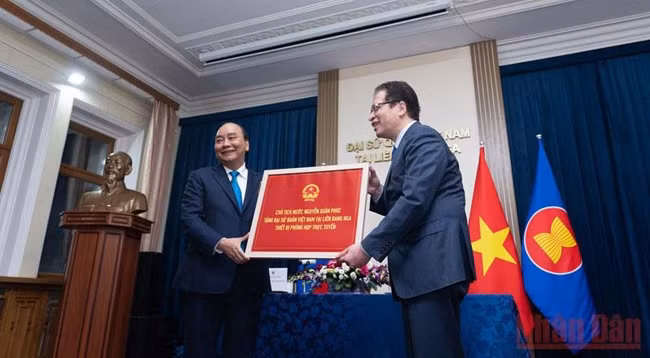 Президент Нгуен Суан Фук вручает подарок Посольству Вьетнама в России. Фото: Тхань Тхэ