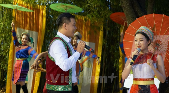 Художественный номер артистов Вьетнамского театра современного искусства. Фото: vietnamplus.vn