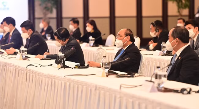 Президент Вьетнама Нгуен Суан Фук принимает участие во Вьетнамско-сингапурском бизнес диалоге. Фото: vietnamnet.vn