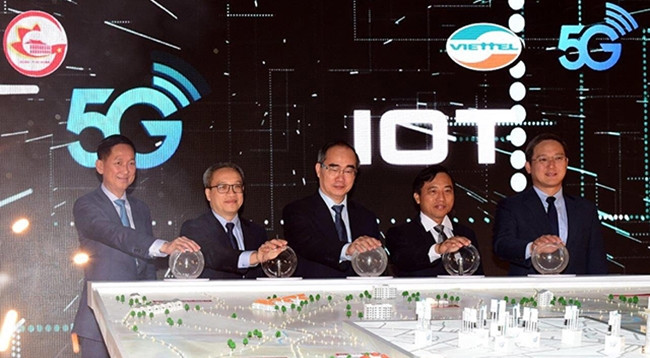 Делегаты нажимают кнопки запуска сети 5G.