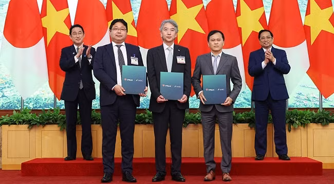 Премьер-министр Фам Минь Тьинь и его японский коллега Кисида Фумио присутствуют на церемонии подписания меморандума. 