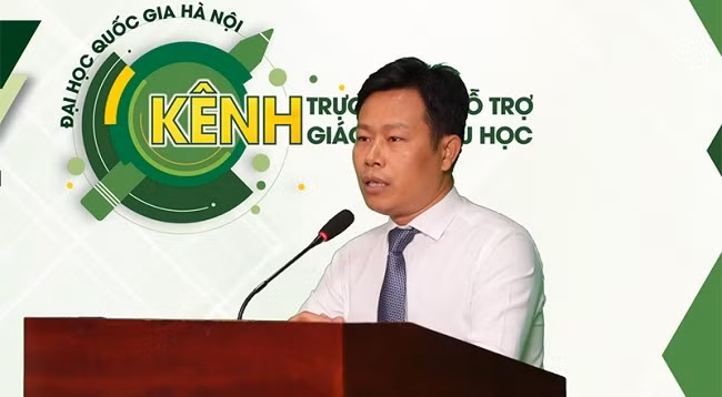 Профессор, кандидат наук Ле Куан, директор ХГУ. 