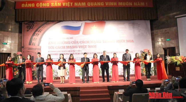 Делегаты разрезают ленту открытия выставки. Фото: Нгуен Лам