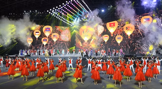 Художественный номер на церемонии. Фото: Тхань Дат