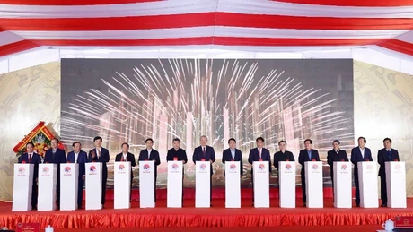 Генеральный секретарь ЦК КПВ То Лам и делегаты проводят церемонию начала строительства начальной-неполной средней школы-интерната Чыонгха. Фото: ВИА